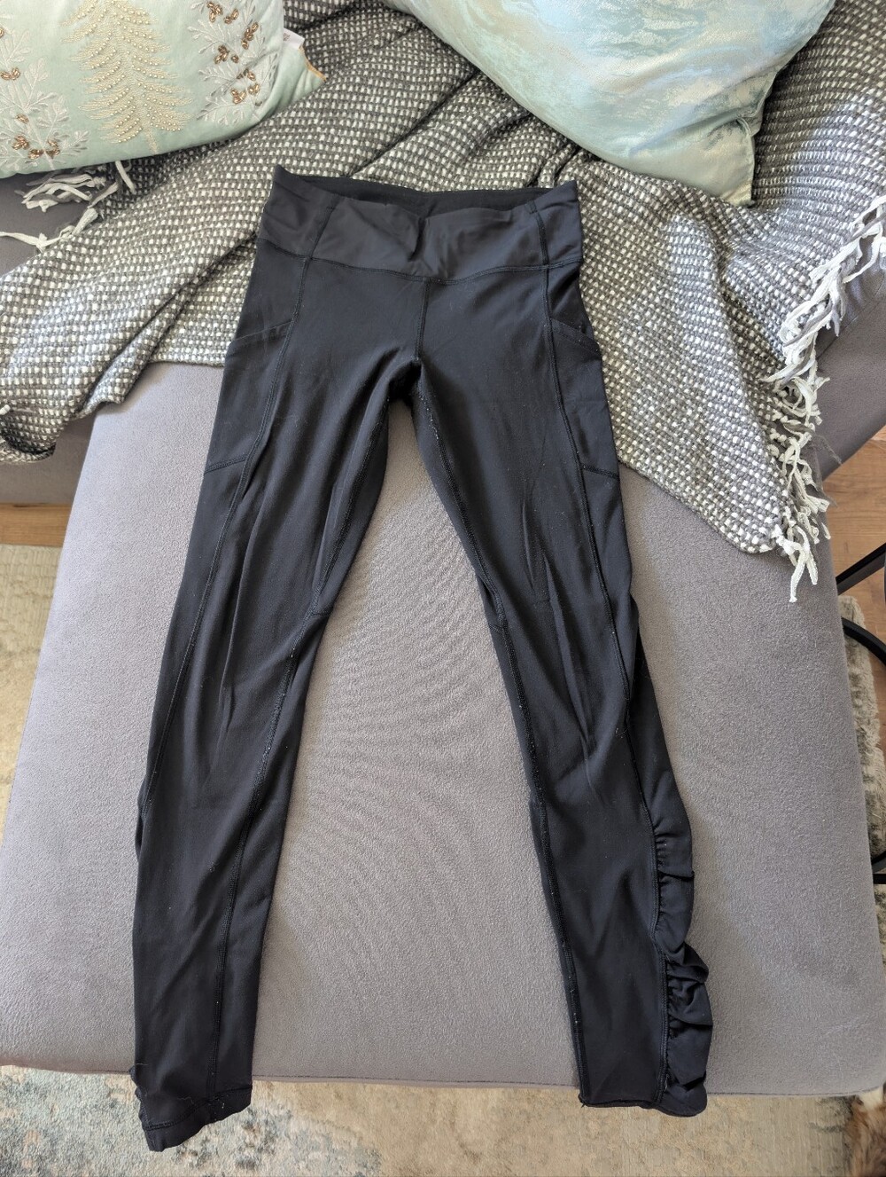 Black Lululemon Women's Active Leggings with Side Ruching